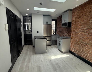 West 52nd Street - Photo Thumbnail 5