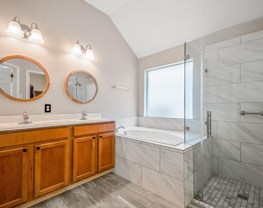 11302 N Creekwood Hills Lane - Photo Thumbnail 11