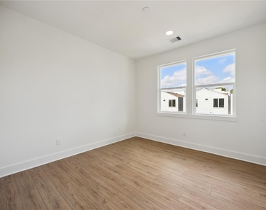 835 Rachel Street - Photo Thumbnail 20