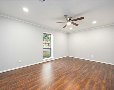3823 Fernglade Dr - Photo Thumbnail 3