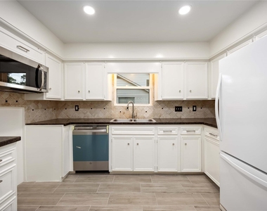 3823 Fernglade Dr - Photo Thumbnail 7