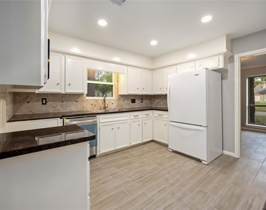 3823 Fernglade Dr - Photo Thumbnail 8