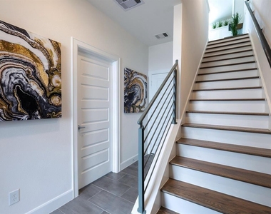 310 Jensen Drive - Photo Thumbnail 5