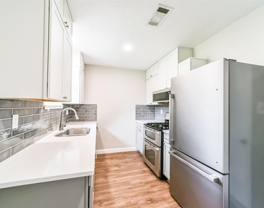 504 Avondale Lane - Photo Thumbnail 5