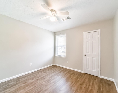 504 Avondale Lane - Photo Thumbnail 11