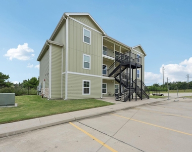 270 Plez Morgan Drive - Photo Thumbnail 3