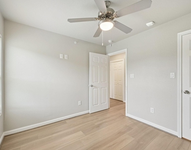 270 Plez Morgan Drive - Photo Thumbnail 13