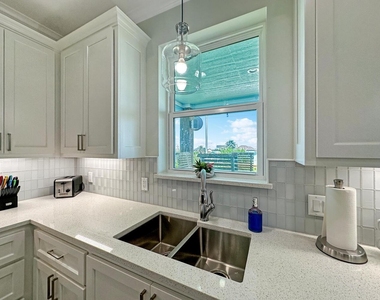 917 Westview - Photo Thumbnail 6