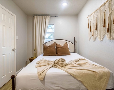 3818 Blodgett Street - Photo Thumbnail 16