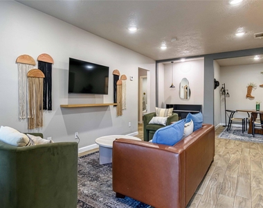 3818 Blodgett Street - Photo Thumbnail 3