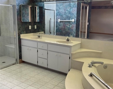 715 Fairlawn Drive - Photo Thumbnail 5