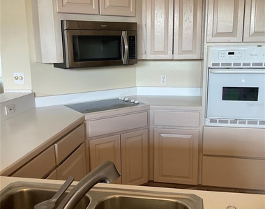715 Fairlawn Drive - Photo Thumbnail 11