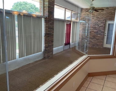715 Fairlawn Drive - Photo Thumbnail 2