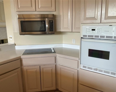 715 Fairlawn Drive - Photo Thumbnail 12