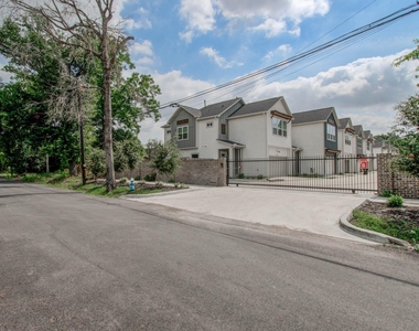 970 Highland Sound Lane - Photo Thumbnail 33