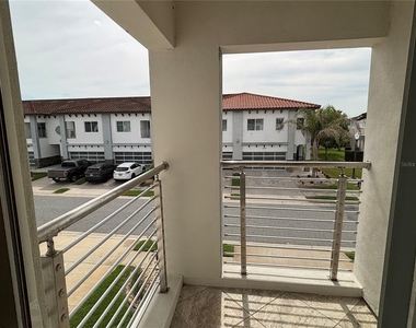 1980 Greenbriar Terrace - Photo Thumbnail 16