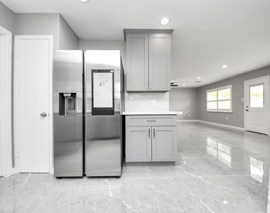 8007 Rowan Lane - Photo Thumbnail 31