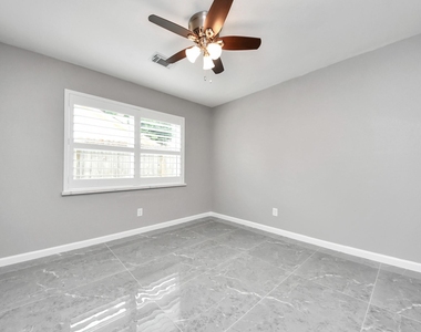8007 Rowan Lane - Photo Thumbnail 13