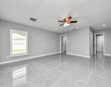 8007 Rowan Lane - Photo Thumbnail 4