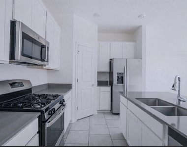 9347 Revere Avenue - Photo Thumbnail 5