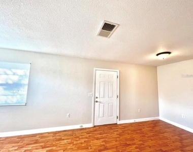 209 Avenue B Se - Photo Thumbnail 3