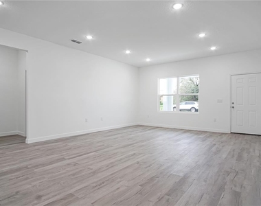 304 Pearl Street - Photo Thumbnail 12