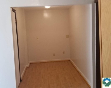 738 E 4th Street - Photo Thumbnail 2