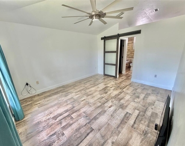 1230 Silverdale Street - Photo Thumbnail 6