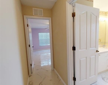 1102 Ne 21st Terrace - Photo Thumbnail 12