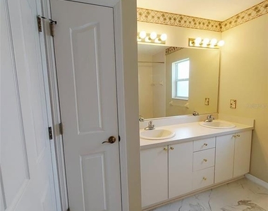 1102 Ne 21st Terrace - Photo Thumbnail 17