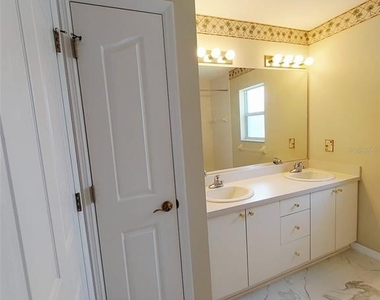1102 Ne 21st Terrace - Photo Thumbnail 18