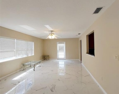 1102 Ne 21st Terrace - Photo Thumbnail 5