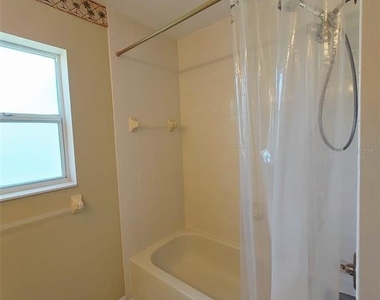 1102 Ne 21st Terrace - Photo Thumbnail 2