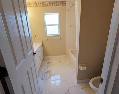 1102 Ne 21st Terrace - Photo Thumbnail 27