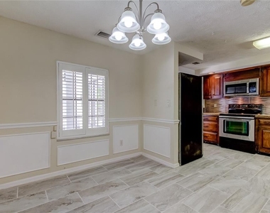 10406 Reclinata Lane - Photo Thumbnail 13