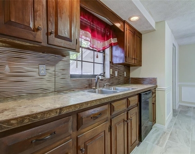 10406 Reclinata Lane - Photo Thumbnail 6