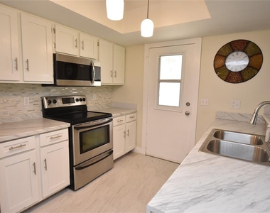 4825 Loretta Lane - Photo Thumbnail 9