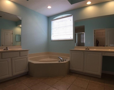 909 Arbormoor Place - Photo Thumbnail 16