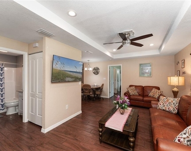 3241 Tropicaire Boulevard - Photo Thumbnail 5