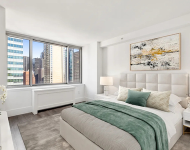 West 48th Street - Photo Thumbnail 4