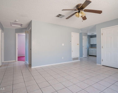 11924 Kings Guard Drive - Photo Thumbnail 8