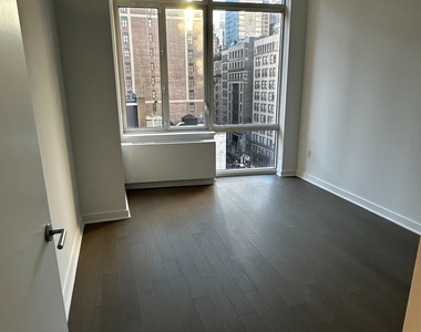 5th Avenue & E 32nd Street  - Photo Thumbnail 13