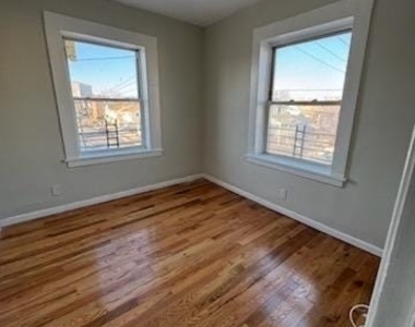 335 Wells Street - Photo Thumbnail 2