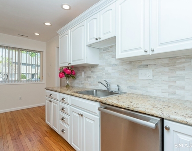 33 Strathmore Lane - Photo Thumbnail 15