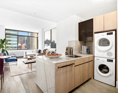 West 47th Street - Photo Thumbnail 1