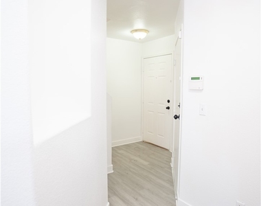 2524 Adelante Avenue - Photo Thumbnail 16