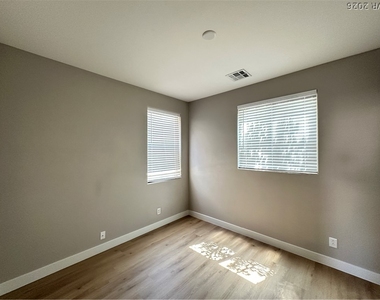 5869 Amber Mesa Street - Photo Thumbnail 23