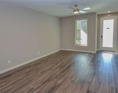 541 Tokopah Falls Street - Photo Thumbnail 4