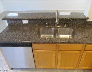 7471 Nicklin Street - Photo Thumbnail 5