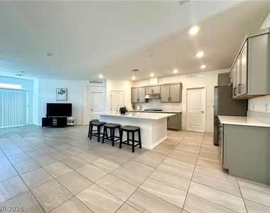 640 Stone Hammer Avenue - Photo Thumbnail 3